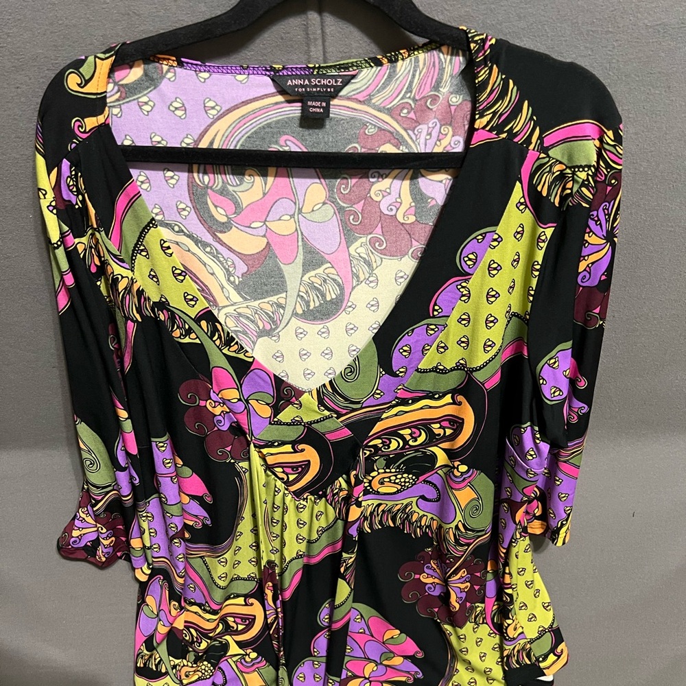Anna Scholz Vibrant Black and Purple V-Neck Blouse Lot 23